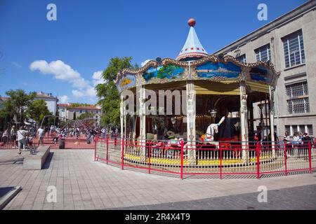 France, Provence-Alpes-Côte d'Azur, Antibes, Carrousel à côté de l'aire de jeux pour enfants sur la rue de la République. Banque D'Images