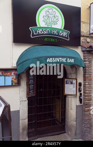 France, Provence-Alpes, Côte d'Azur, Antibes, entrée au bar Absinthe dans la vieille ville. Banque D'Images