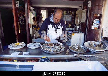 France, Provence-Alpes-Côte d'Azur, Antibes, huîtres fraîches en cours de préparation outremer brasserie de fruits de mer dans la vieille ville. Banque D'Images