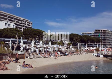 France, Provence-Alpes-Côte d'Azur, Antibes Juan-les-Pins, plage avec touristes bronzer et nager dans la mer. Banque D'Images