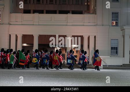 Les soldats de la Division des gardes marchent avec les drapeaux des nations du Commonwealth lors des répétitions nocturnes avant le couronnement du roi Charles III Banque D'Images