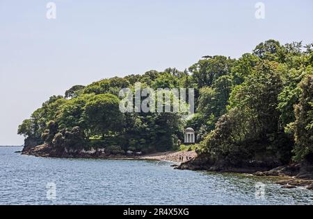 Le temple de Milton près de l'Ampitheater dans le parc du Mont Edgcumbe, sur le Rame Peninusla en Cornouailles. Vue de Barn Pool. Banque D'Images