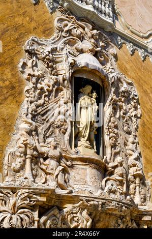 Valence, Espagne - 15 juillet 2022: Sculpture religieuse sur le dessus de la porte d'entrée principale. Architecture extérieure du Palais des marques de dos Aguas in Banque D'Images