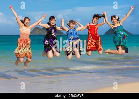 Groupe d'étudiants japonais en vacances à Lanakai Beach avec les îles Mokes en arrière-plan Oahu, Hawaii, États-Unis d'Amérique Banque D'Images