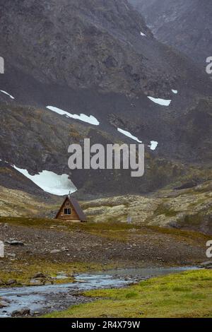 Chalet à cadre a le long de la piste historique Iditarod Trail à Crow Pass dans les montagnes de Chugach; Girdwood, Alaska, États-Unis d'Amérique Banque D'Images