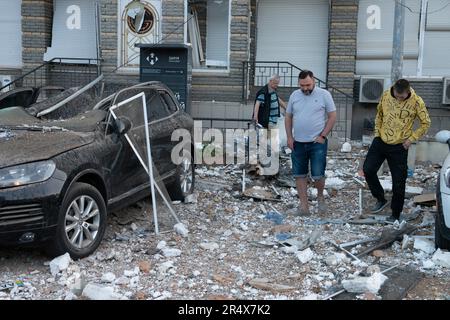 Kiev, Ukraine. 30th mai 2023. Les conséquences de l’attaque par drone russe sur Kiev. Un immeuble résidentiel a été gravement endommagé à la suite de l'attaque, une femme de 33 ans a été tuée par explosion. C'est la troisième attaque russe contre la capitale ukrainienne au cours des trois derniers jours. (Credit image: © Danylo Antoniuk/ZUMA Press Wire) USAGE ÉDITORIAL SEULEMENT! Non destiné À un usage commercial ! Banque D'Images