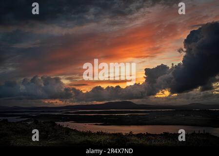 Coucher de soleil spectaculaire sur Roaring Water Bay ; Baltimore, West Cork, Irlande Banque D'Images