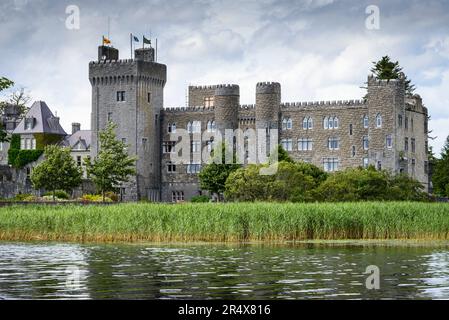 Vue sur le 13th siècle, château d'Ashford, aujourd'hui un hôtel de luxe surplombant Lough Corrib dans le village de Cong dans le comté de Mayo; Cong, Mayo, Irlande Banque D'Images