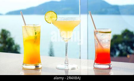 Trois différents types de cocktails de fruits mélangés dans des couleurs vives Banque D'Images