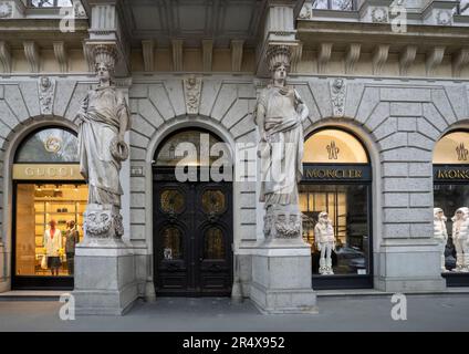 Budapest, Hongrie - 28 novembre 2022 : deux statues et une porte ornée dans un bâtiment décoré entrée dans une rue de Budapest, Hongrie. Banque D'Images