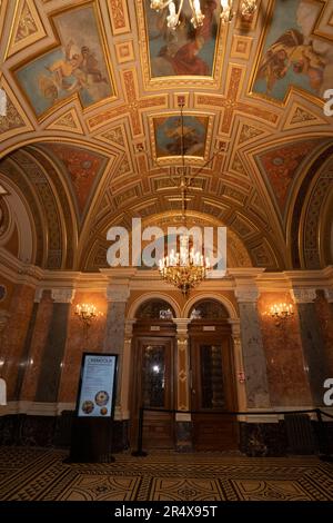 Budapest, Hongrie - 28 novembre 2022 : le foyer de l'Opéra national hongrois, Budapest, Hongrie. Banque D'Images