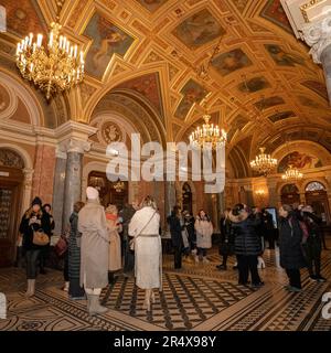 Budapest, Hongrie - 28 novembre 2022: Audience dans le foyer de l'Opéra national hongrois, Budapest, Hongrie. Banque D'Images