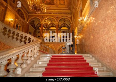 Budapest, Hongrie - 28 novembre 2022: Un escalier dans l'Opéra national hongrois, Budapest, Hongrie. Banque D'Images