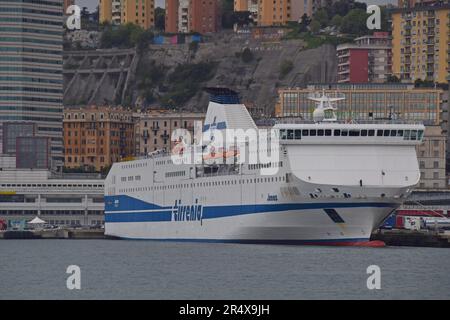 Le traversier RO-RO et le navire à passagers Janas sont amarrés dans le port de Gênes, Genova, Italie, mai 2023 Banque D'Images