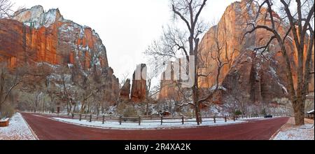 Panoramaaufnahme aus dem Zion Nationalpark im Winter mit Schnee fotografiert auf dem Zion Canyon Scenic Drive tagsüber im Januar 2013 Banque D'Images