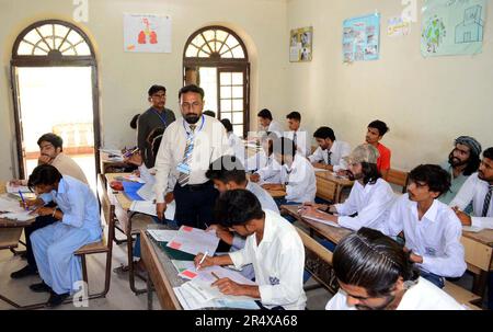 Les élèves intermédiaires résolvent les documents d'examen pendant l'examen annuel dans un centre d'examen sous la supervision du Conseil de l'enseignement intermédiaire et secondaire, à Hyderabad, mardi, 30 mai 2023. Banque D'Images