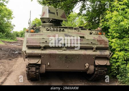 YPR-765 Dutch fait véhicule blindé de personnel utilisé par 57th brigade d'artillerie des forces armées ukrainiennes vu dans un endroit non divulgué près de Bahmut dans la région de Donetsk en Ukraine sur 30 mai 2023 Banque D'Images