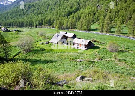 Nevache, France. 30th mai 2023. Chalets alpins le long des rives de la Claree, France sur 30 mai 2023. La vallée de la Nevache est une vallée transfrontalière aux caractéristiques naturelles et sauvages qui, en été, est devenue un lieu de tourisme dans les Hautes-Alpes. Photo par Thibaut Durand /ABACAPRESS.COM crédit: Abaca Press/Alay Live News Banque D'Images