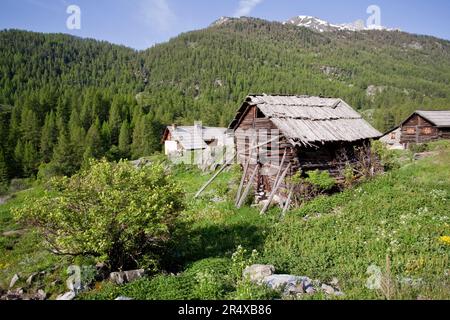 Nevache, France. 30th mai 2023. Chalets alpins le long des rives de la Claree, France sur 30 mai 2023. La vallée de la Nevache est une vallée transfrontalière aux caractéristiques naturelles et sauvages qui, en été, est devenue un lieu de tourisme dans les Hautes-Alpes. Photo par Thibaut Durand /ABACAPRESS.COM crédit: Abaca Press/Alay Live News Banque D'Images