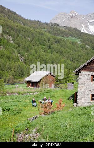 Nevache, France. 30th mai 2023., France sur 30 mai 2023. La vallée de la Nevache est une vallée transfrontalière aux caractéristiques naturelles et sauvages qui, en été, est devenue un lieu de tourisme dans les Hautes-Alpes. Photo par Thibaut Durand /ABACAPRESS.COM crédit: Abaca Press/Alay Live News Banque D'Images