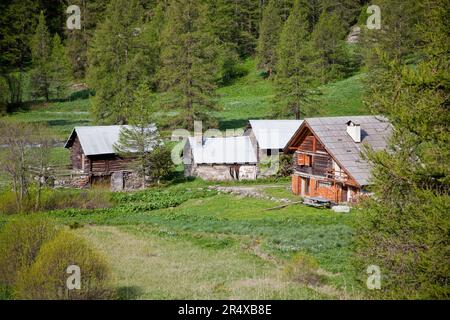 Nevache, France. 30th mai 2023. Chalets alpins le long des rives de la Claree, France sur 30 mai 2023. La vallée de la Nevache est une vallée transfrontalière aux caractéristiques naturelles et sauvages qui, en été, est devenue un lieu de tourisme dans les Hautes-Alpes. Photo par Thibaut Durand /ABACAPRESS.COM crédit: Abaca Press/Alay Live News Banque D'Images