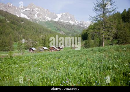 Nevache, France. 30th mai 2023. Chalets alpins le long des rives de la Claree, France sur 30 mai 2023. La vallée de la Nevache est une vallée transfrontalière aux caractéristiques naturelles et sauvages qui, en été, est devenue un lieu de tourisme dans les Hautes-Alpes. Photo par Thibaut Durand /ABACAPRESS.COM crédit: Abaca Press/Alay Live News Banque D'Images