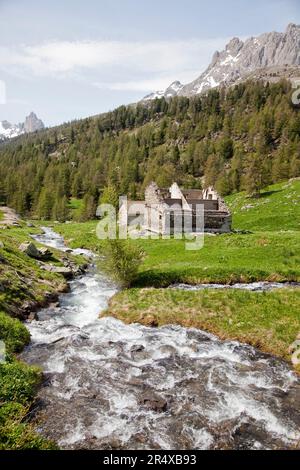 Nevache, France. 30th mai 2023. Un chalet en ruines dans la vallée de la Claree, en France, sur 30 mai 2023. La vallée de la Nevache est une vallée transfrontalière aux caractéristiques naturelles et sauvages qui, en été, est devenue un lieu de tourisme dans les Hautes-Alpes. Photo par Thibaut Durand /ABACAPRESS.COM crédit: Abaca Press/Alay Live News Banque D'Images