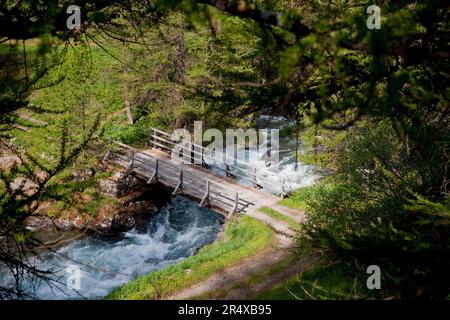 Nevache, France. 30th mai 2023., France sur 30 mai 2023. La vallée de la Nevache est une vallée transfrontalière aux caractéristiques naturelles et sauvages qui, en été, est devenue un lieu de tourisme dans les Hautes-Alpes. Photo par Thibaut Durand /ABACAPRESS.COM crédit: Abaca Press/Alay Live News Banque D'Images