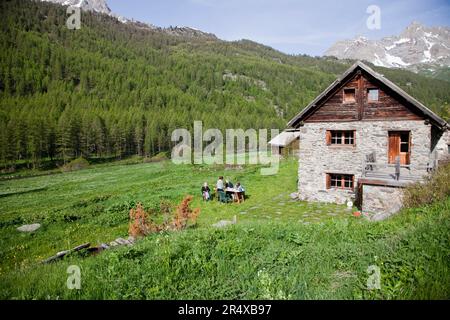 Nevache, France. 30th mai 2023., France sur 30 mai 2023. La vallée de la Nevache est une vallée transfrontalière aux caractéristiques naturelles et sauvages qui, en été, est devenue un lieu de tourisme dans les Hautes-Alpes. Photo par Thibaut Durand /ABACAPRESS.COM crédit: Abaca Press/Alay Live News Banque D'Images