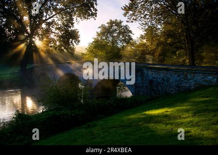 Lever du soleil sur le pont Burnside sur Antietam Creek, Maryland, États-Unis ; Antietam, Maryland, États-Unis d'Amérique Banque D'Images