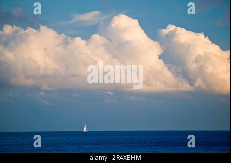 Voilier solitaire naviguant le long de l'horizon en France ; France Banque D'Images
