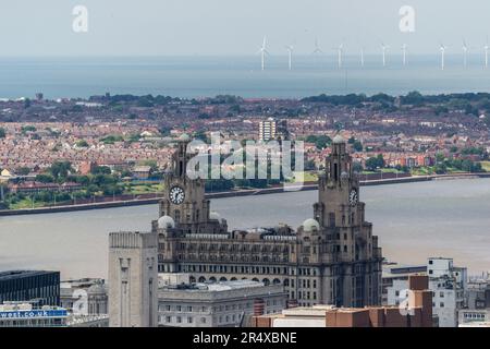 La ligne d'horizon de Liverpool depuis le sommet du Cathederal anglican surplombant les bâtiments du foie et la rivière Mersey Banque D'Images