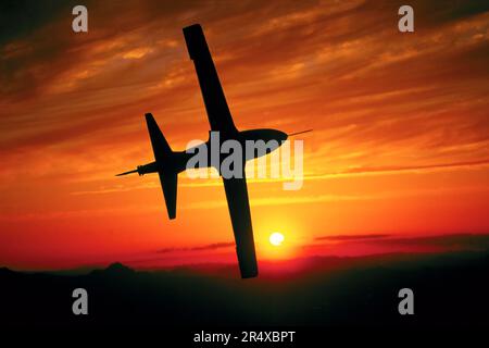 Micro-Jet silhouette contre un ciel doré au coucher du soleil ; Tucson, Arizona, États-Unis d'Amérique Banque D'Images