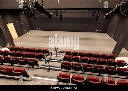 Éclairage de théâtre et de scène dans une école secondaire rurale récemment rénovée et modernisée ; Namao, Alberta, Canada Banque D'Images