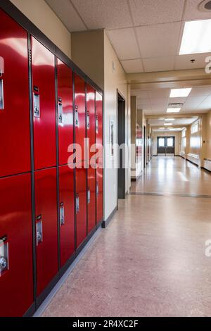 Couloir et casiers dans une école secondaire rurale récemment rénovée et modernisée ; Namao, Alberta, Canada Banque D'Images