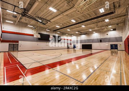 Nouveau gymnase dans une école secondaire rurale récemment rénovée et modernisée ; Namao, Alberta, Canada Banque D'Images