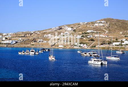 Ornos à Mykonos est un village côtier pittoresque et un port avec beaucoup de petits bateaux de luxe amarrés. Banque D'Images