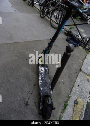 Scooter électrique brûlé sur la rue Paris, Nation, France Banque D'Images