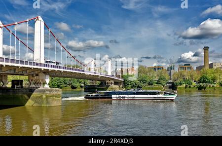 London Wandsworth Battersea un ciel bleu au-dessus de la Tamise et un Uber Boat thames clipper sous le Chelsea Bridge au printemps Banque D'Images