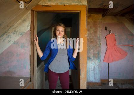 Portrait d'une adolescente dans la porte d'une vieille maison; Dunbar, Nebraska, États-Unis d'Amérique Banque D'Images