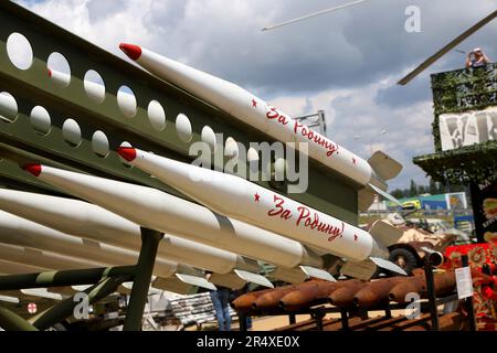 Munitions militaires, missiles (système de défense aérienne) avec l'inscription pour la mère patrie vue sur un camion militaire lors d'une exposition dans le Parc du Patriot. Le parc patriot (parc patriotique) est une récréation militaire et culturelle des forces armées de la Fédération de Russie (institution fédérale autonome de l'État) est situé dans la région de Rostov, dans la ville de Kamensk-Shakhtinsk, Où des centaines d'échantillons de matériel militaire qui a été utilisé plus tôt et est maintenant utilisé par les Forces armées de la Fédération de Russie. (Photo de Maksim Konstantinov/SOPA Images/Sipa USA) Banque D'Images