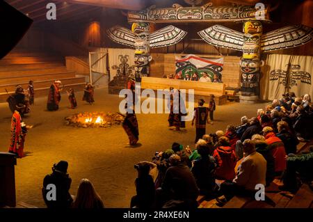 Le groupe culturel Tsasala présente une danse traditionnelle à Alert Bay Big House sur l'île Cormorant, dans le détroit de la Reine-Charlotte, en Colombie-Britannique, au Canada Banque D'Images