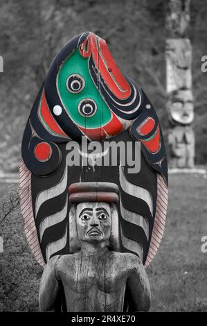 Totem au Centre culturel U'Mista du peuple Kwakwaka'wakw, Alert Bay sur l'île Cormorant, détroit de la Reine-Charlotte, Colombie-Britannique, Canada Banque D'Images