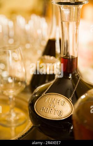 Deux carafes de vin de Porto et des verres ; Vallée du fleuve Douro, Portugal Banque D'Images