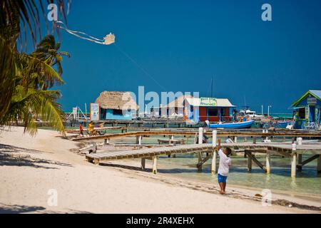 Voler un cerf-volant sur la plage sur Ambergris Cay ; Ambergris Cay, Belize Banque D'Images