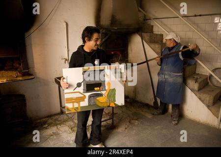 Baker expose une peinture de cuisson du pain dans sa boulangerie ; Favaios, vallée du fleuve Douro, Portugal Banque D'Images