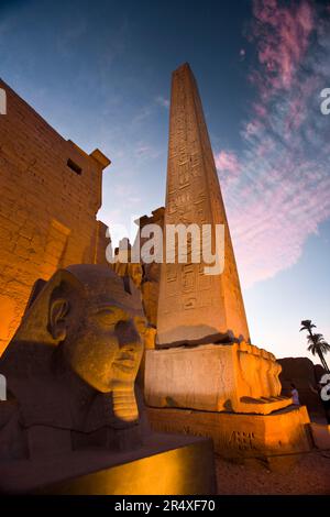 Tête d'obélisque et de sphinx à l'entrée du temple de Louxor ; Louxor, Égypte Banque D'Images