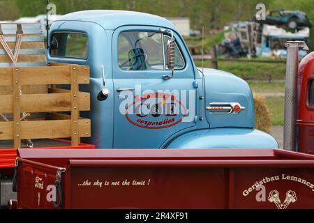 FINOWFURT, ALLEMAGNE - 06 MAI 2023 : fragment du camion Ford F-6 COE (cabine sur moteur). Fête de la course 2023. Ouverture de saison. Banque D'Images