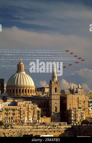 Avions à réaction en formation au-dessus de la cathédrale anglicane Saint-Paul sur l'île de Malte ; Valette, île de Malte, République de Malte Banque D'Images