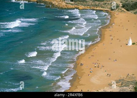 Vue aérienne d'une plage avec bains de soleil ; île de Gozo, République de Malte Banque D'Images